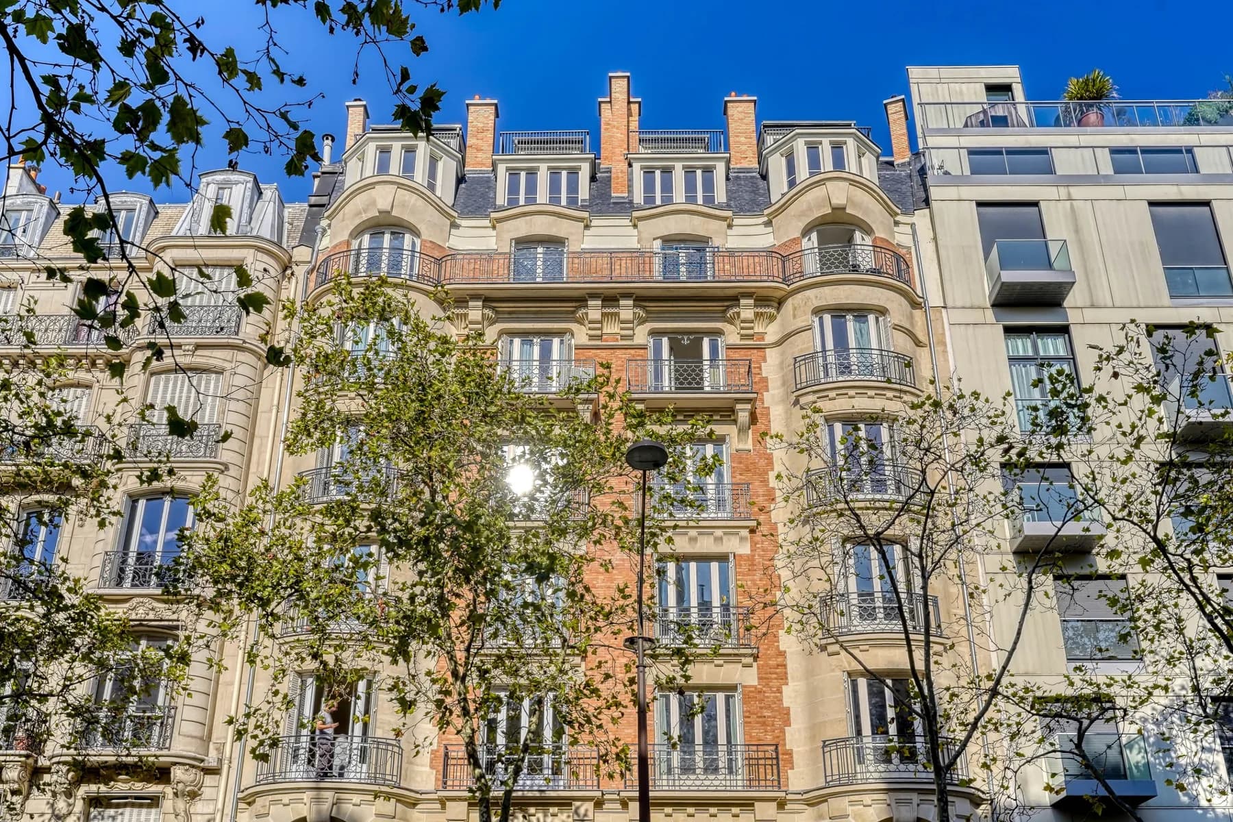 Façade de l'immeuble en pierre de taille et brique