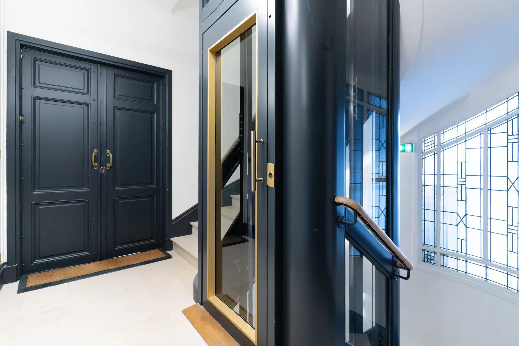Palier avec porte palière et ascenseur vitré