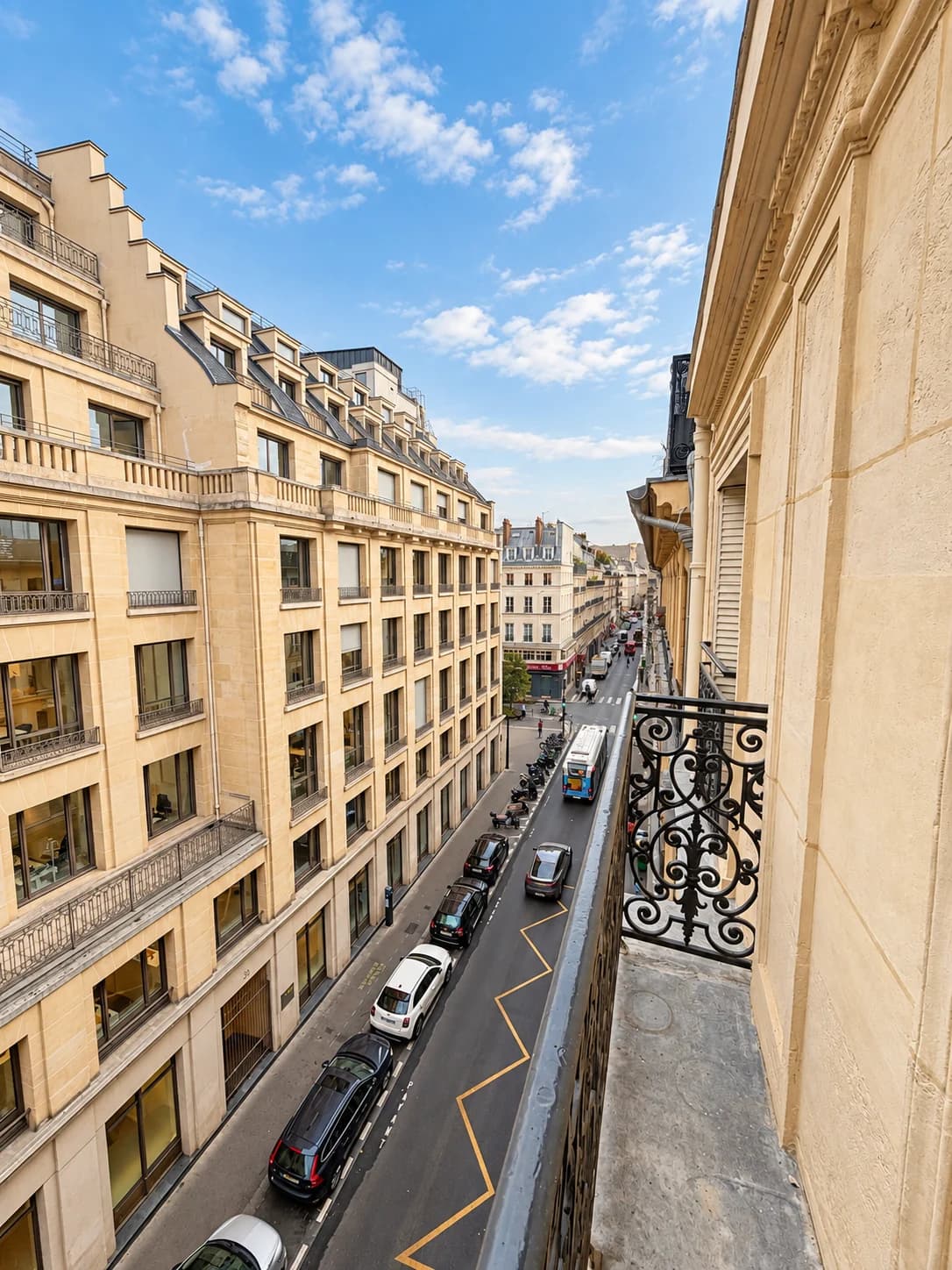 Vue sur la rue Drouot depuis le balcon filant en fer forgé