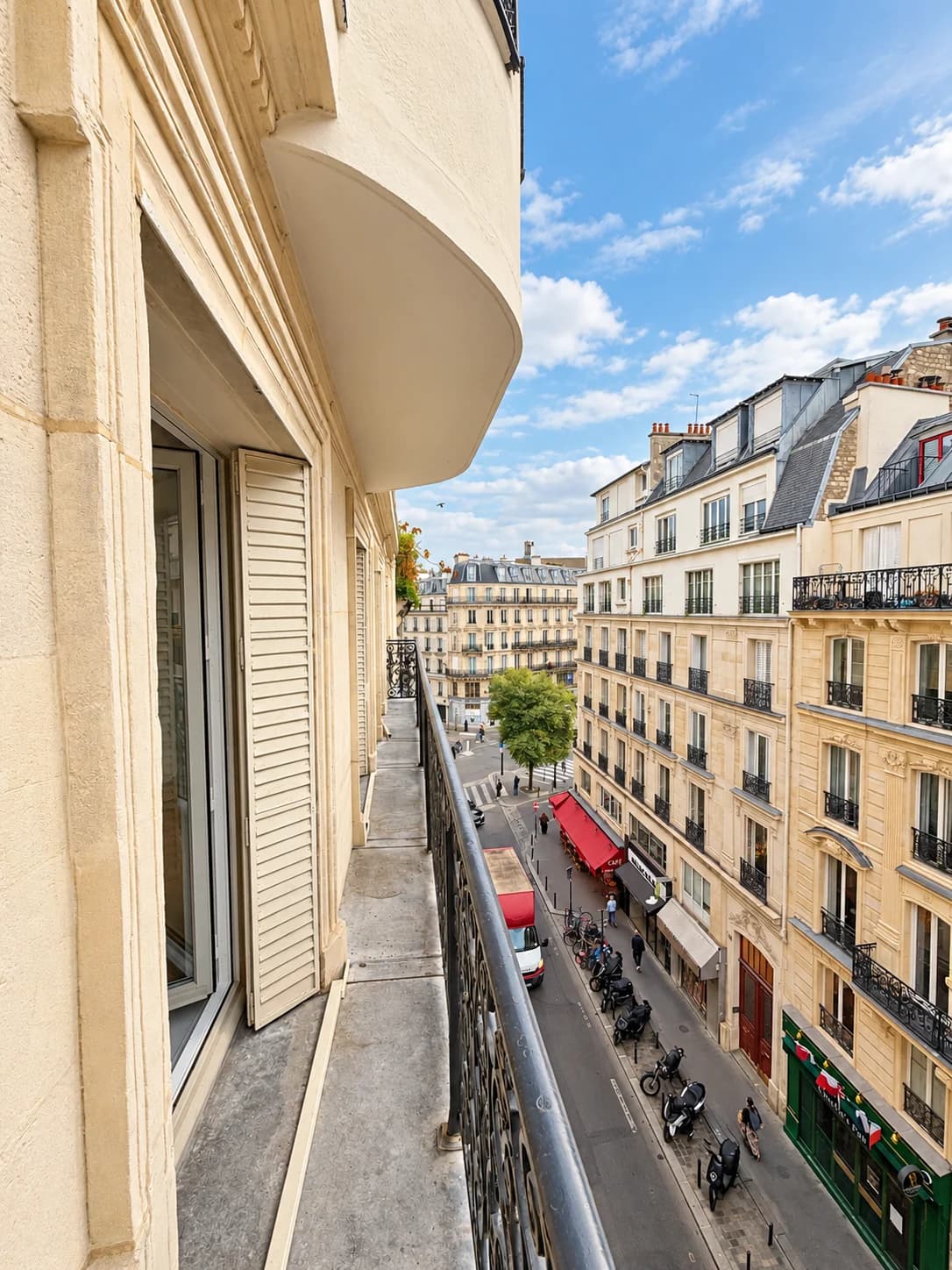 Vue sur la rue depuis le balcon, façades haussmanniennes