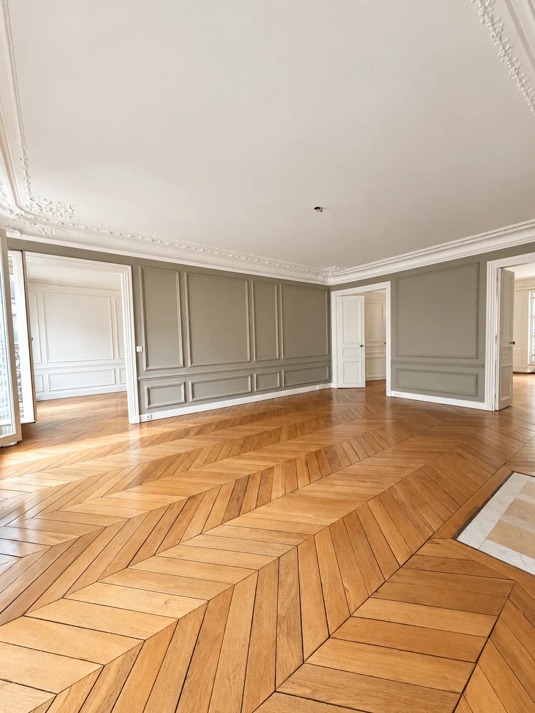 Double réception en enfilade, boiseries et moulures