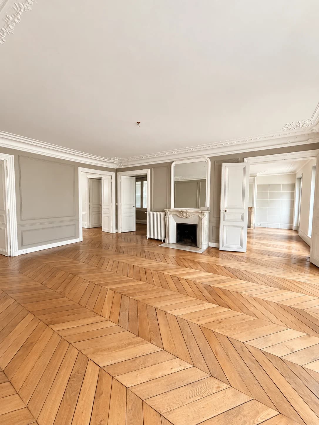 Salon avec cheminée en marbre et radiateur en fonte
