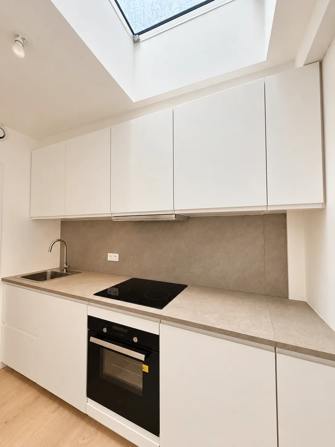 Fitted kitchen: hob, oven and wall cabinets