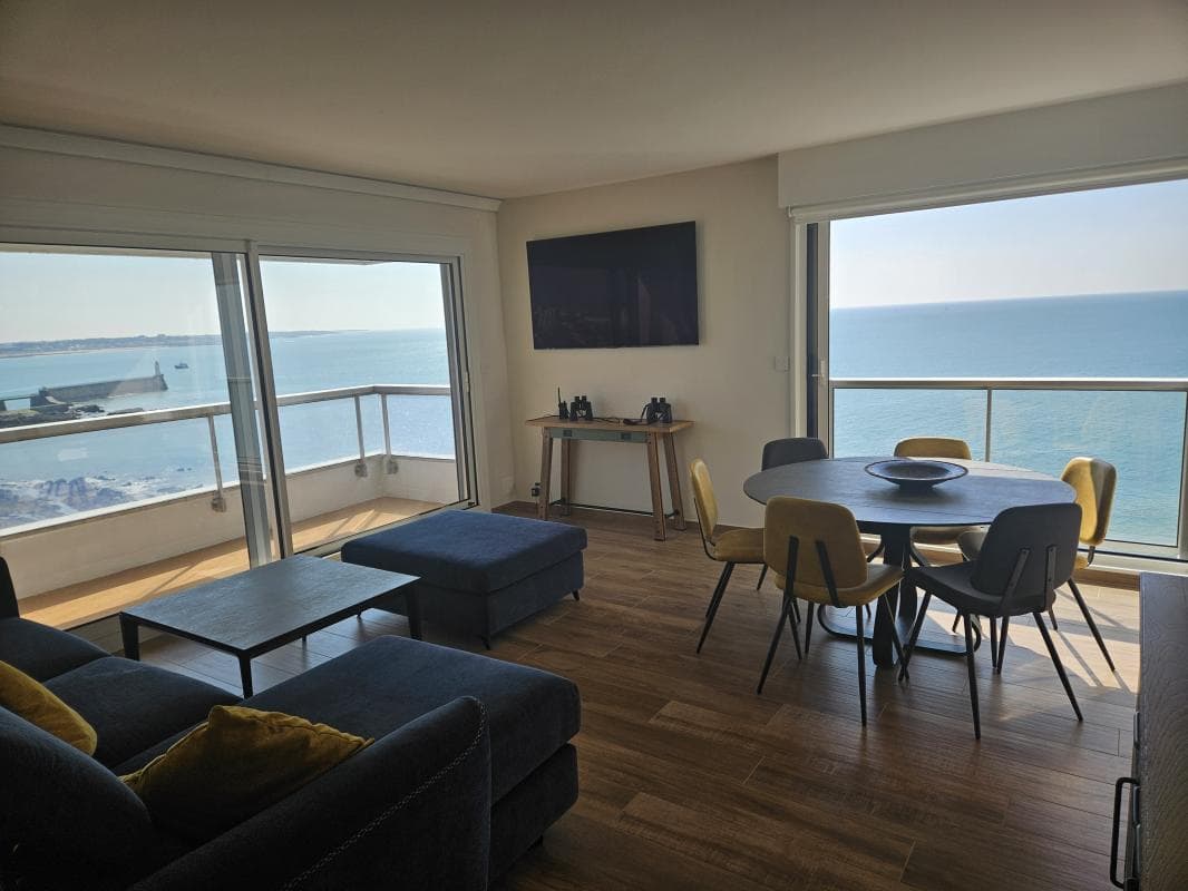 T3 71m² • Vue mer panoramique • Corniche 8e étage • Cave & Parking — photo 1
